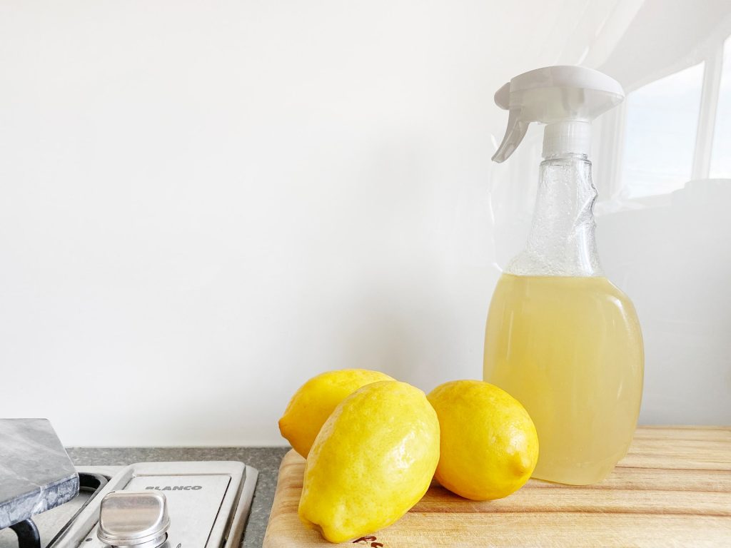white vinegar with three lemons